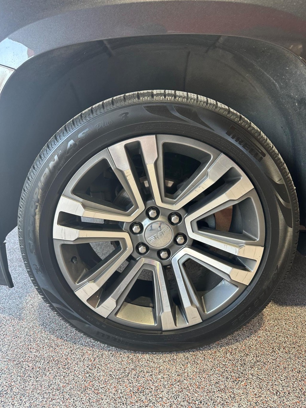 GMC Yukon Vehicle Full-screen Gallery Image 9