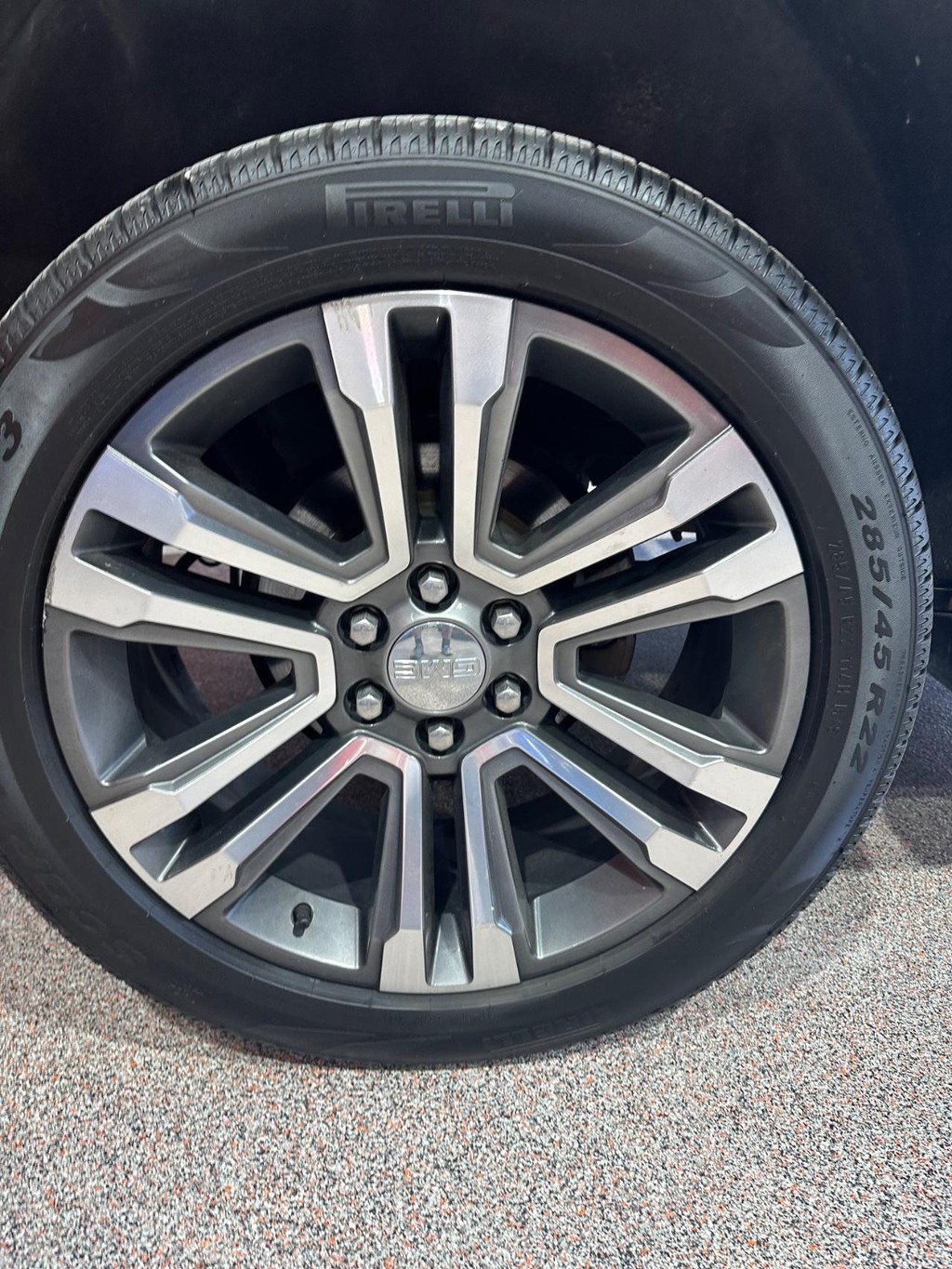 GMC Yukon Vehicle Full-screen Gallery Image 11