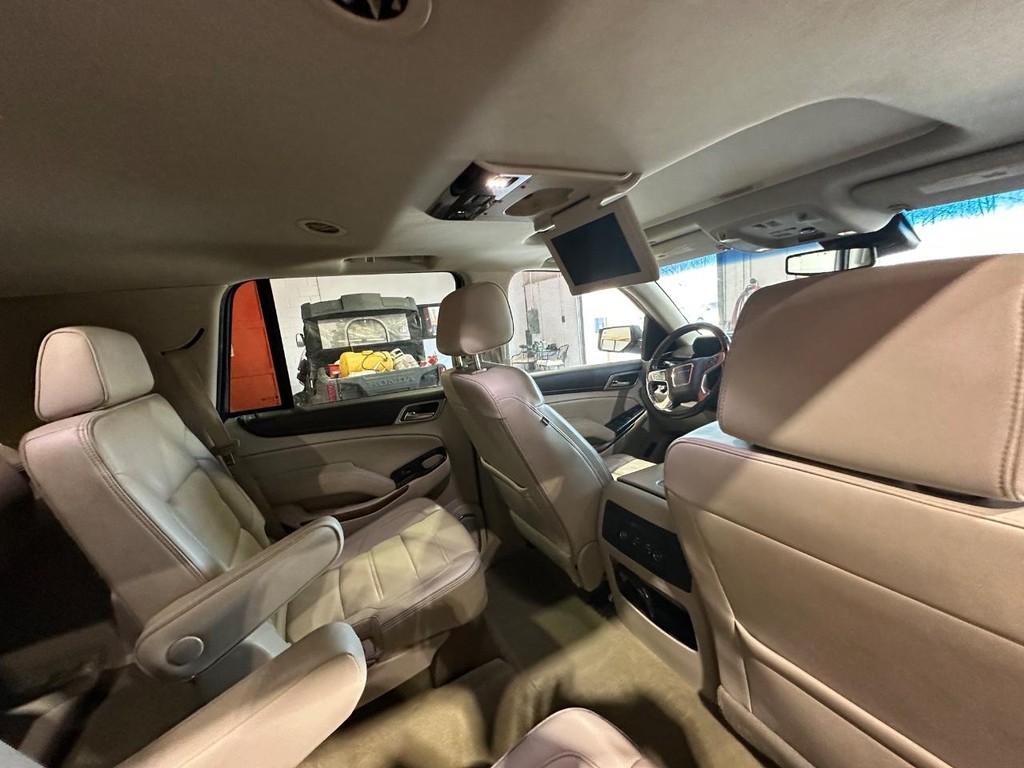 GMC Yukon Vehicle Full-screen Gallery Image 14