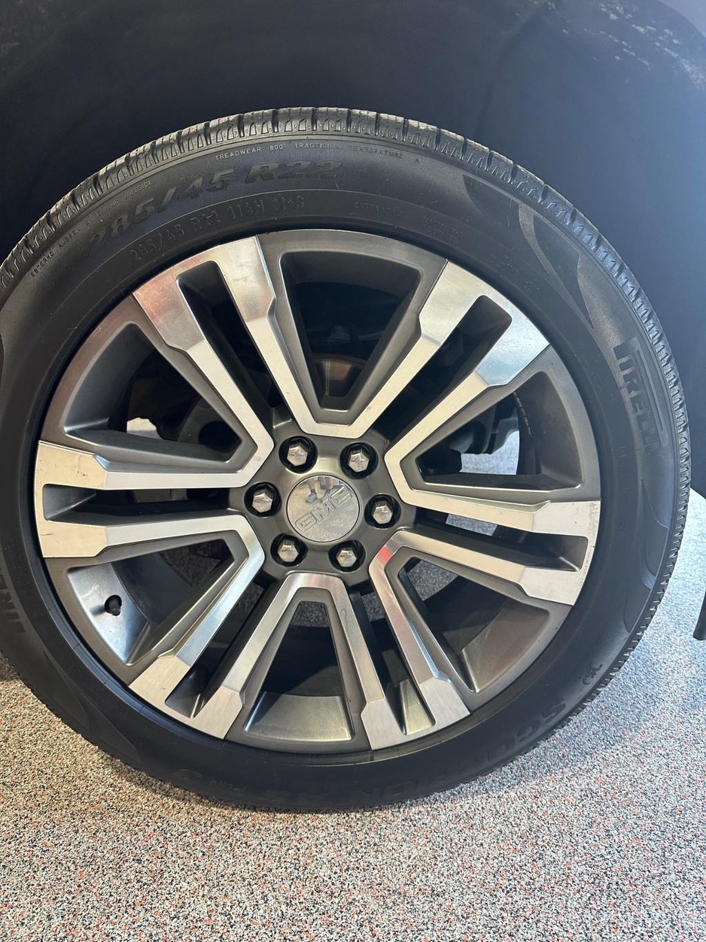 GMC Yukon Vehicle Full-screen Gallery Image 16