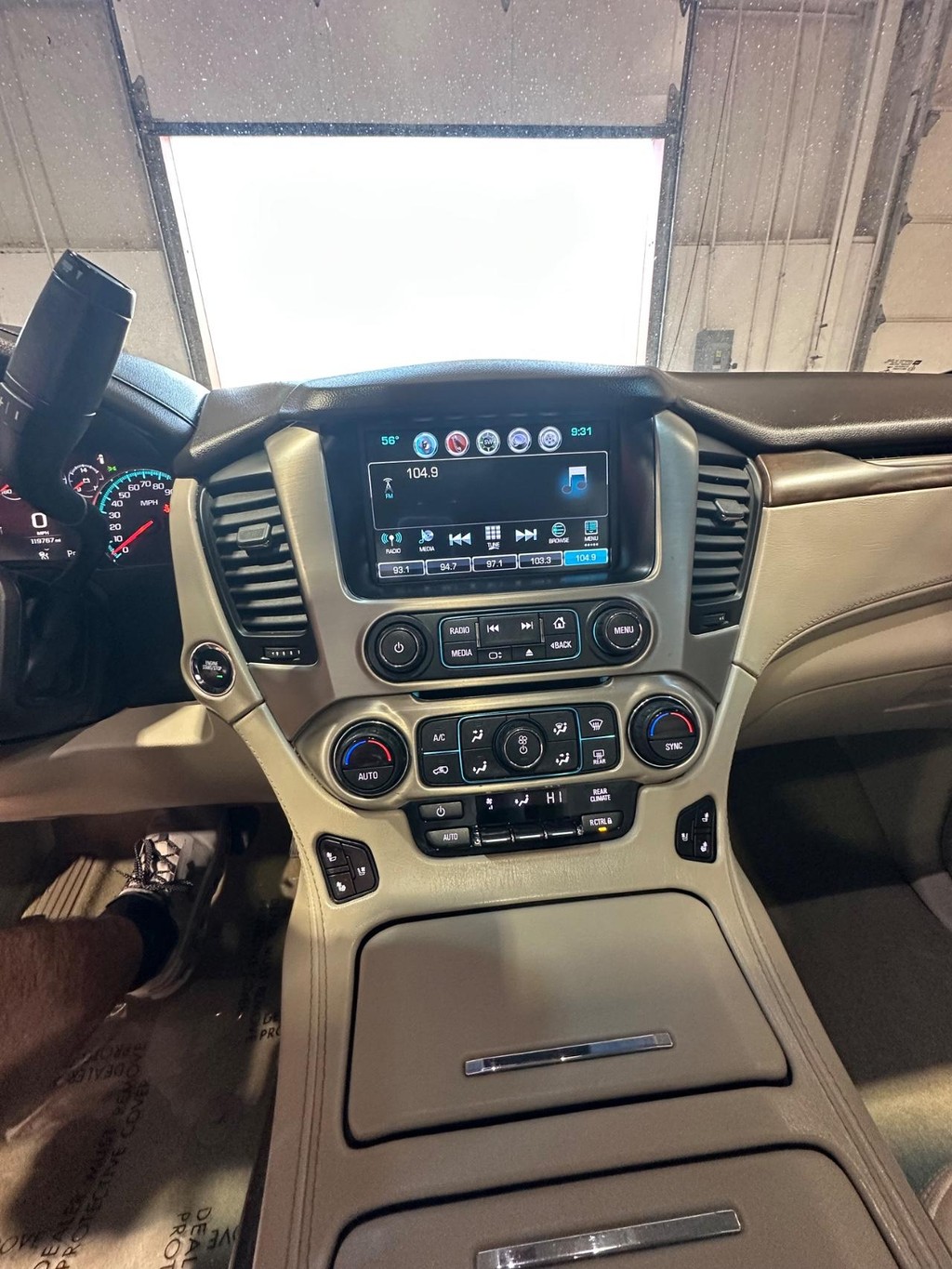 GMC Yukon Vehicle Full-screen Gallery Image 20