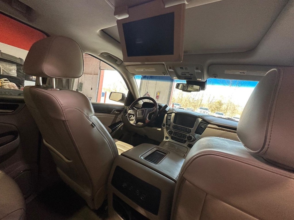 GMC Yukon Vehicle Full-screen Gallery Image 22