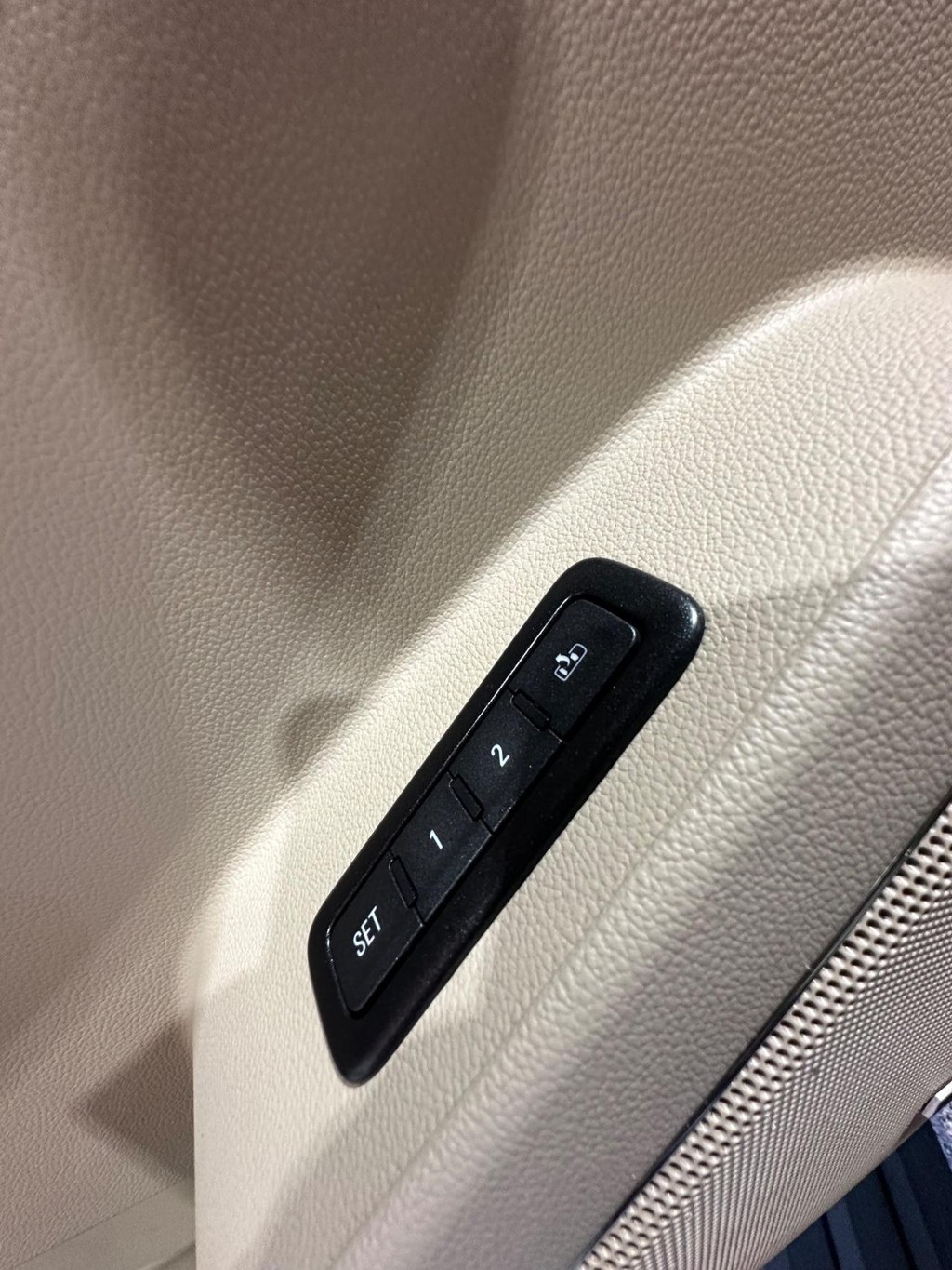 GMC Yukon Vehicle Full-screen Gallery Image 23