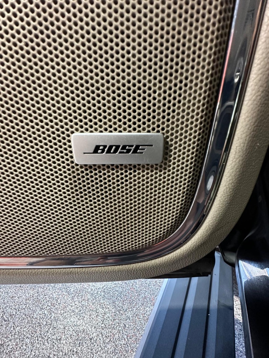 GMC Yukon Vehicle Full-screen Gallery Image 24