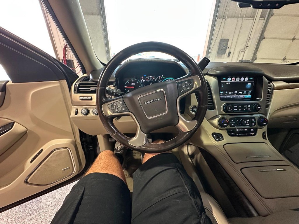 GMC Yukon Vehicle Full-screen Gallery Image 26