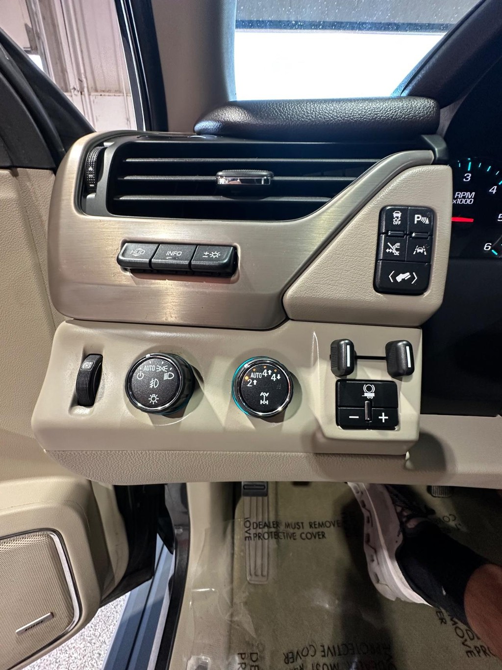 GMC Yukon Vehicle Full-screen Gallery Image 28