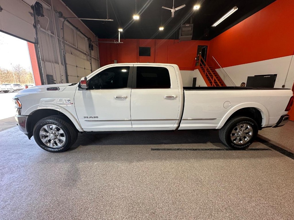 Ram 3500 Vehicle Full-screen Gallery Image 4