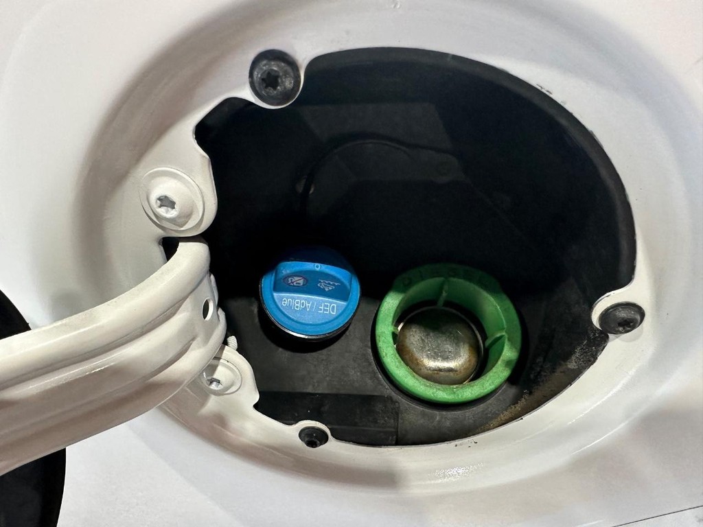 Ram 3500 Vehicle Full-screen Gallery Image 14