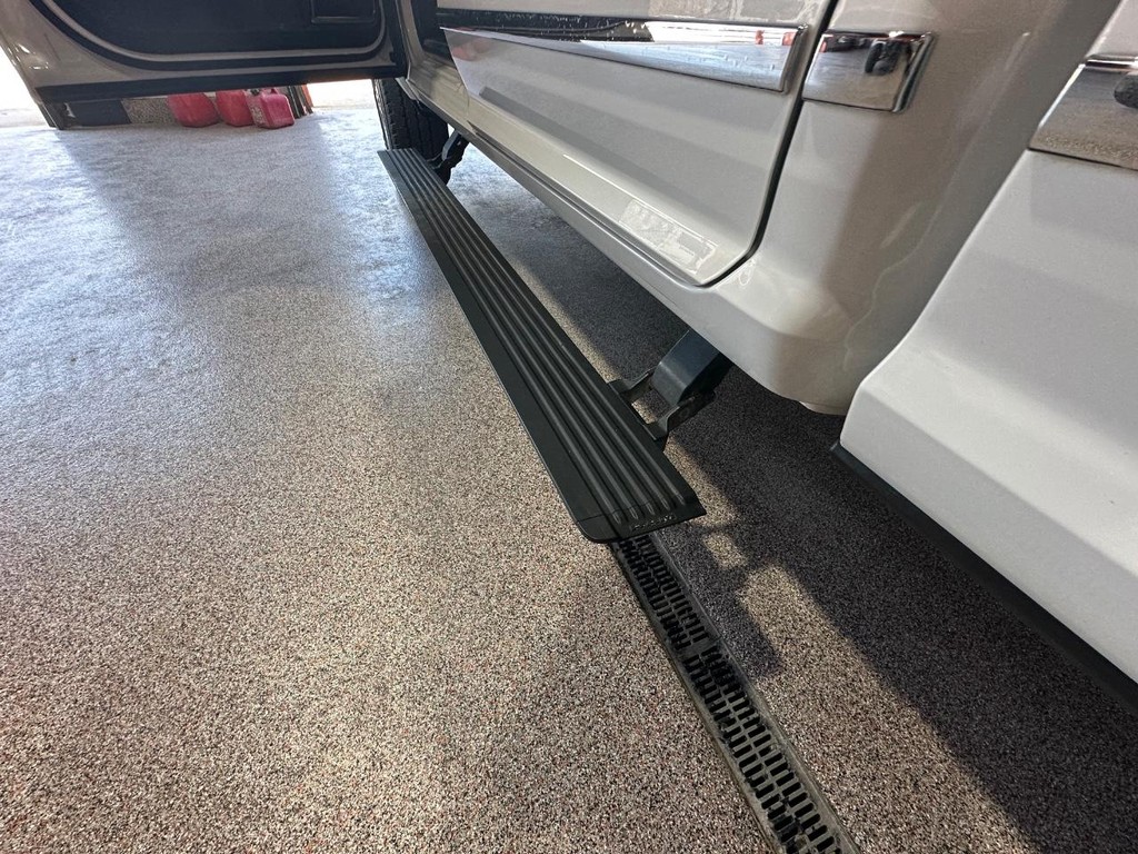 Ram 3500 Vehicle Full-screen Gallery Image 16