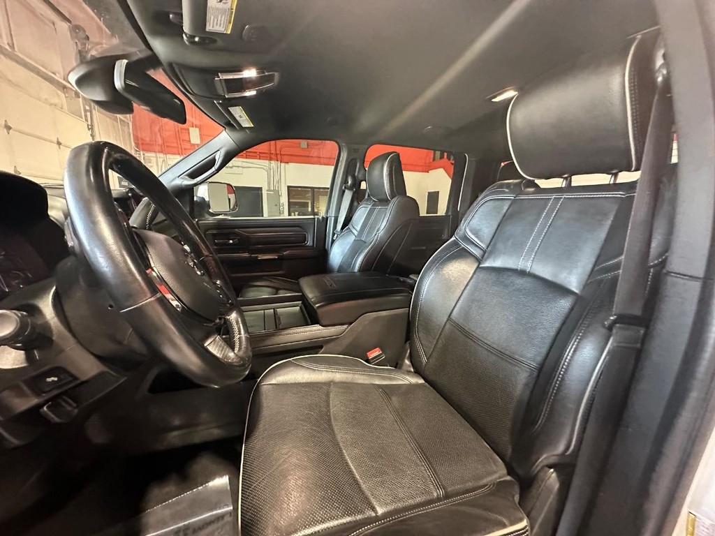 Ram 3500 Vehicle Full-screen Gallery Image 32