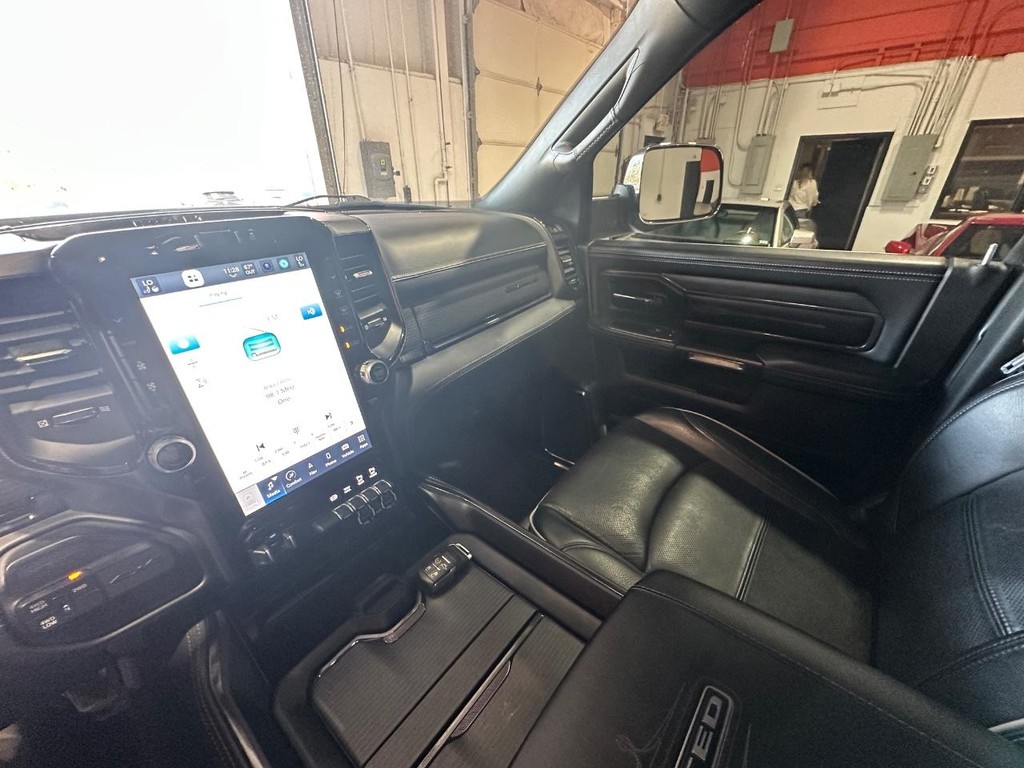 Ram 3500 Vehicle Full-screen Gallery Image 42