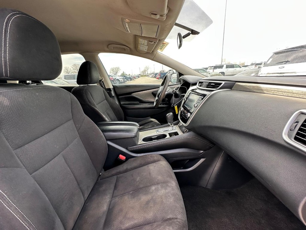 Nissan Murano Vehicle Full-screen Gallery Image 12