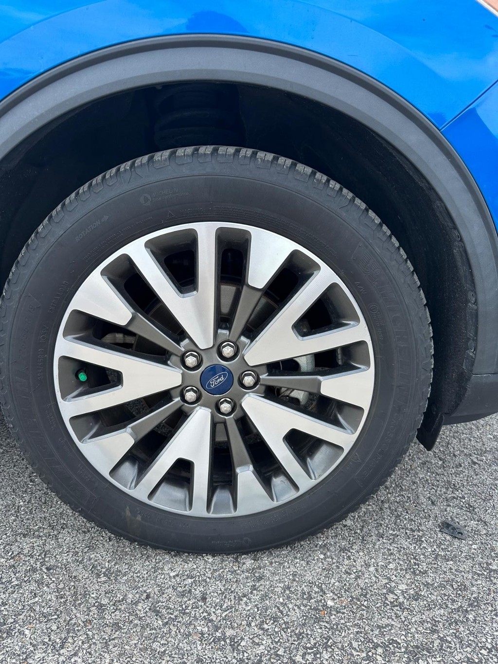 Ford Escape Vehicle Full-screen Gallery Image 7