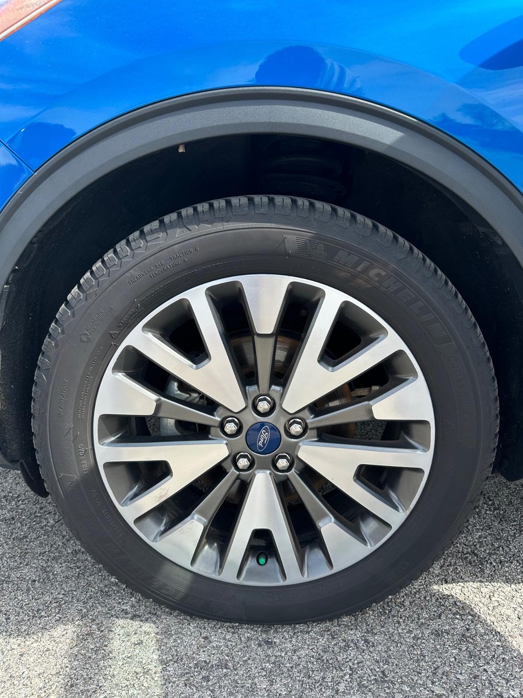 Ford Escape Vehicle Full-screen Gallery Image 18