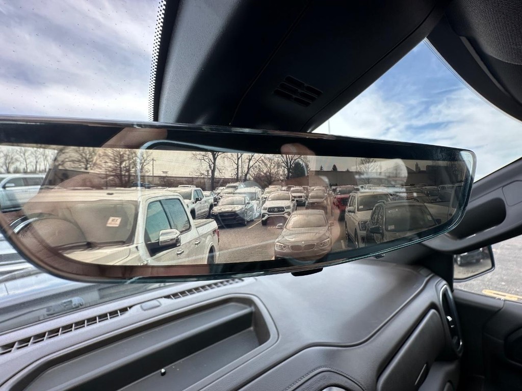 GMC Sierra 1500 Vehicle Full-screen Gallery Image 24