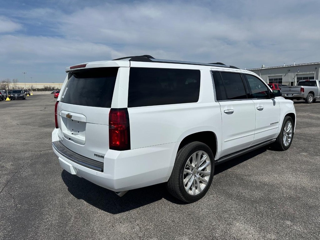 Chevrolet Suburban Vehicle Full-screen Gallery Image 3