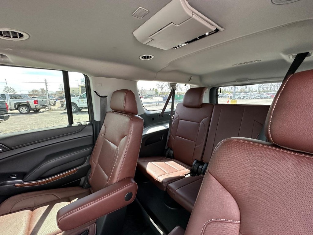 Chevrolet Suburban Vehicle Full-screen Gallery Image 10
