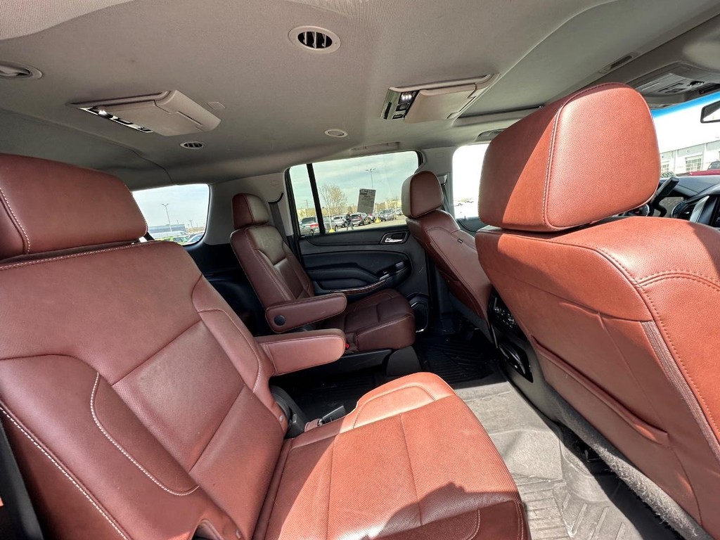 Chevrolet Suburban Vehicle Full-screen Gallery Image 16