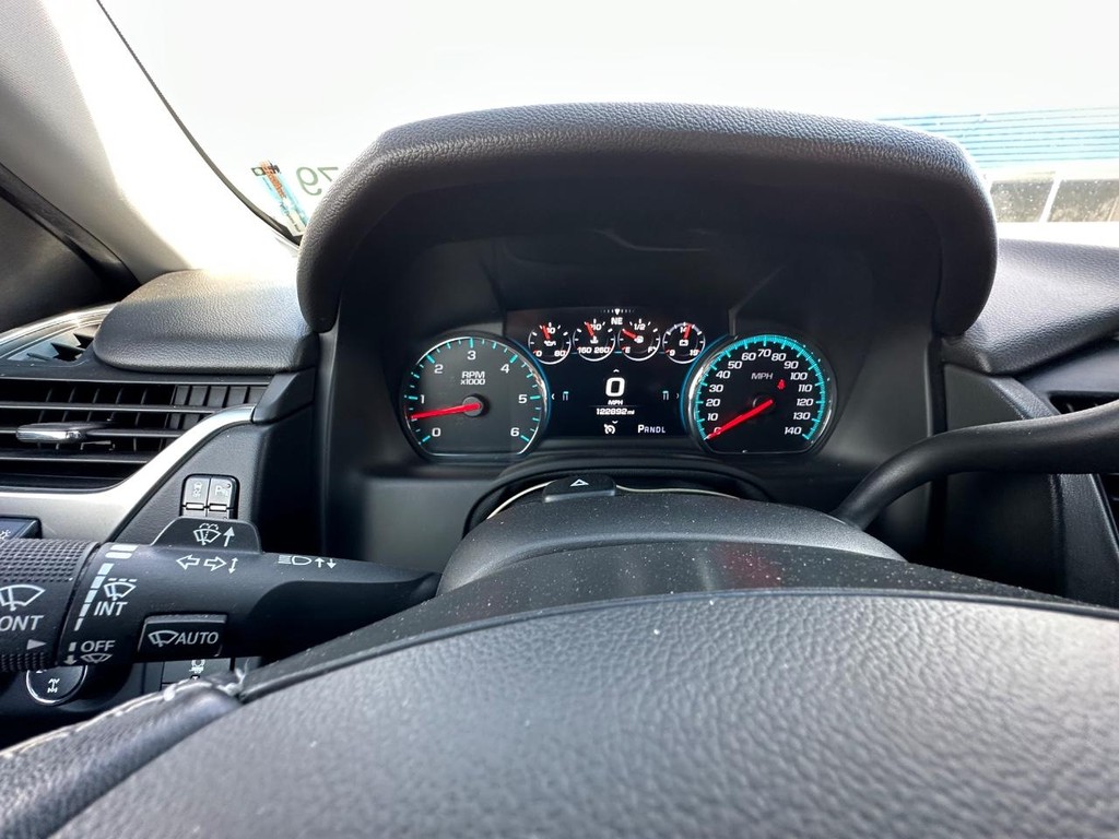 Chevrolet Suburban Vehicle Full-screen Gallery Image 19