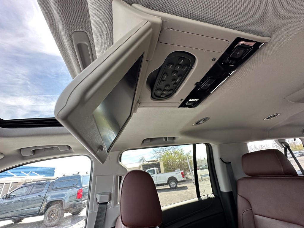 Chevrolet Suburban Vehicle Full-screen Gallery Image 22