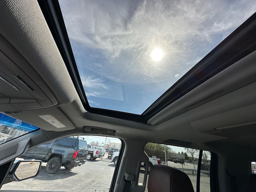 Chevrolet Suburban Vehicle Full-screen Gallery Image 23