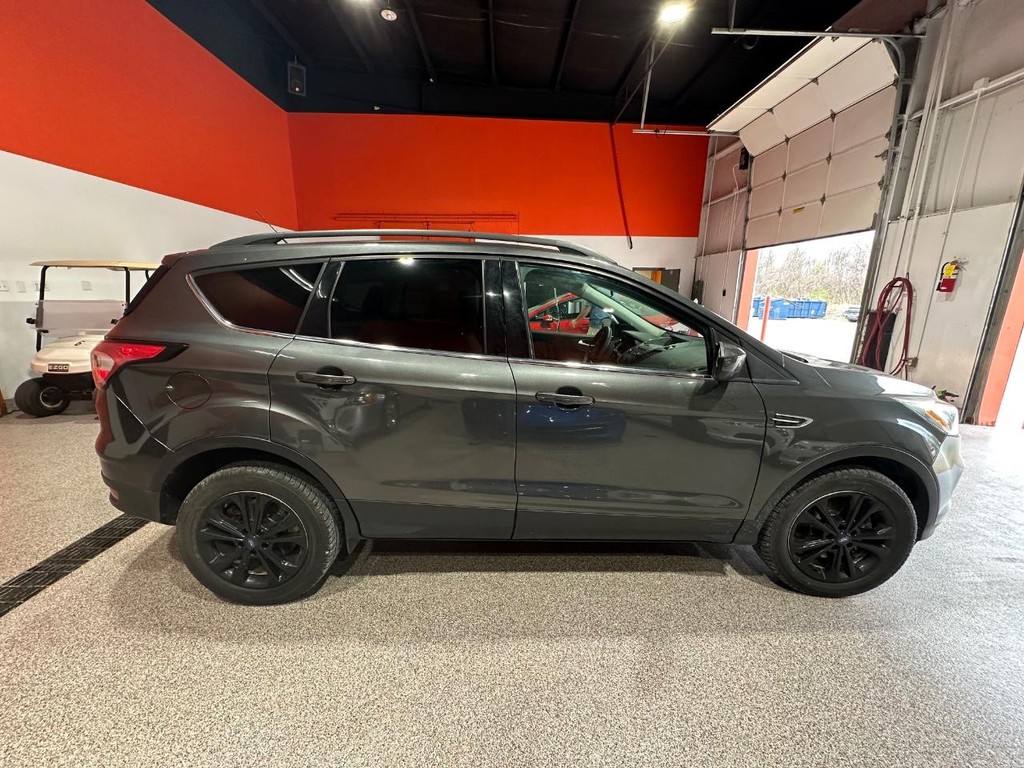 Ford Escape Vehicle Full-screen Gallery Image 2