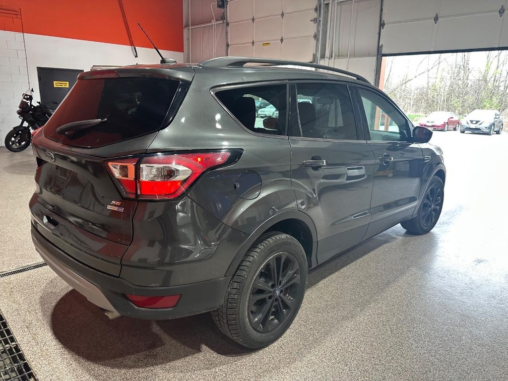 Ford Escape Vehicle Full-screen Gallery Image 3