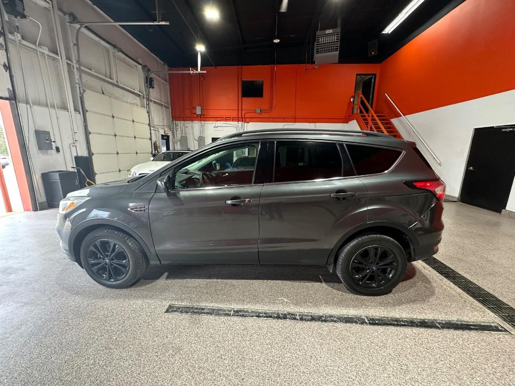 Ford Escape Vehicle Full-screen Gallery Image 4