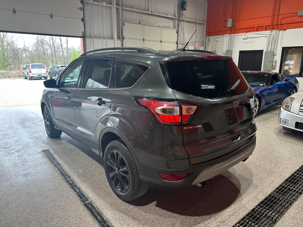 Ford Escape Vehicle Full-screen Gallery Image 5
