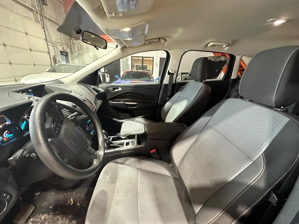 Ford Escape Vehicle Full-screen Gallery Image 10