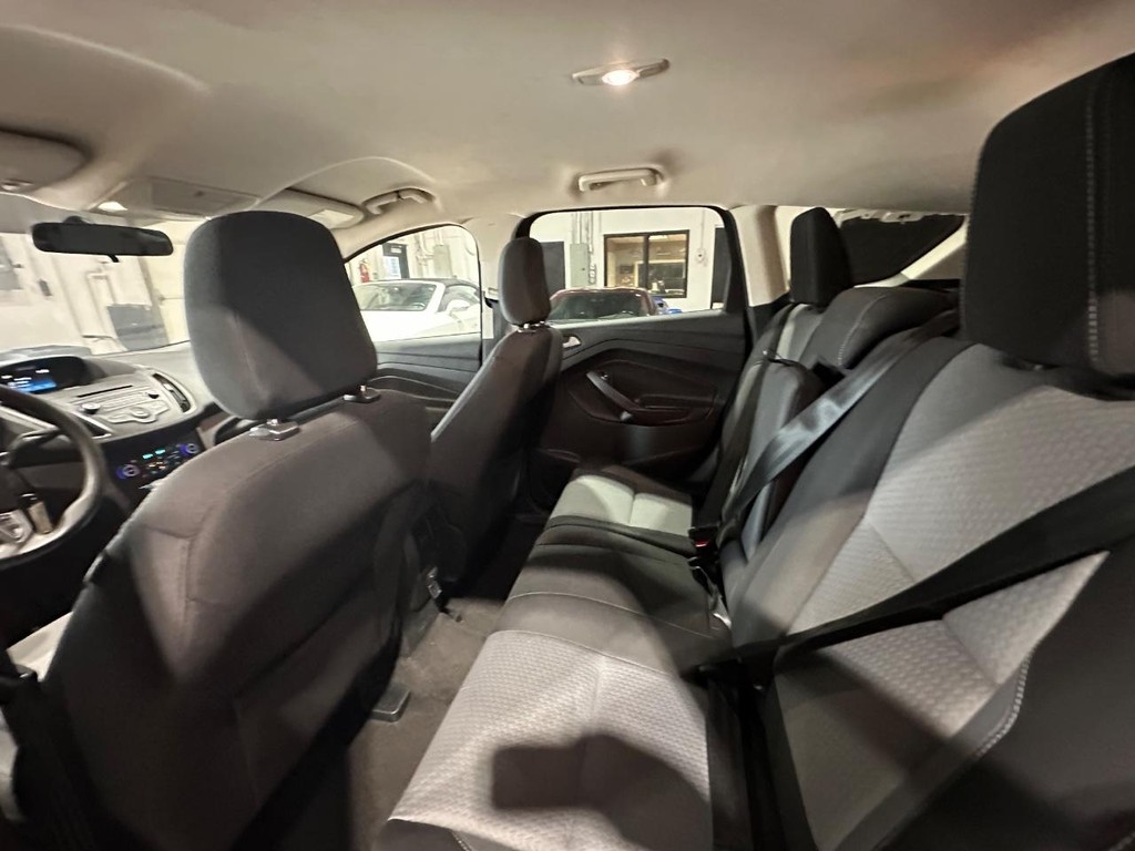 Ford Escape Vehicle Full-screen Gallery Image 11