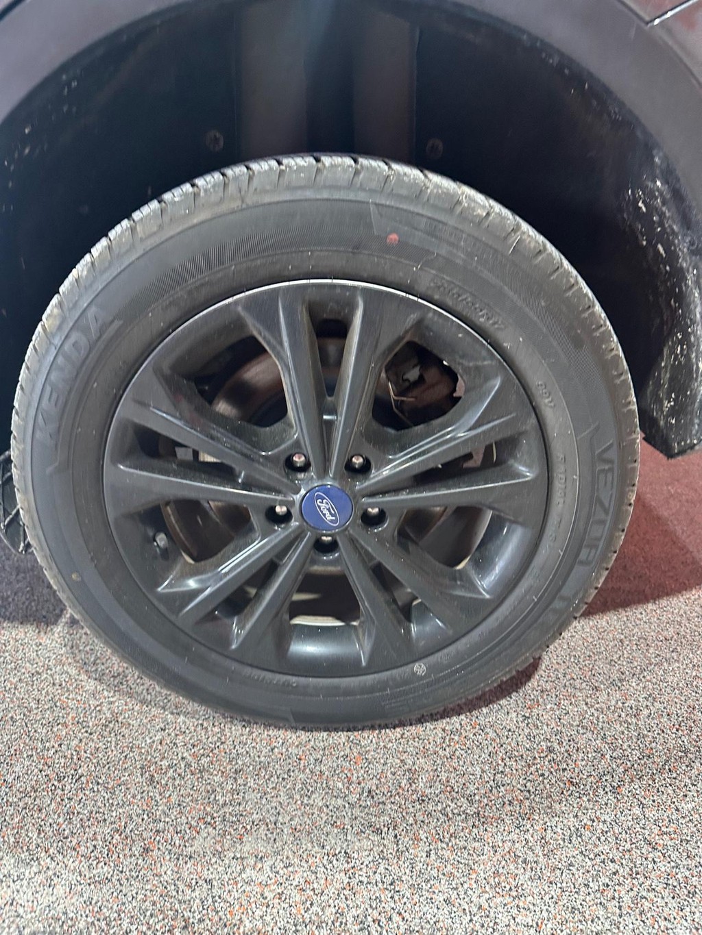 Ford Escape Vehicle Full-screen Gallery Image 12