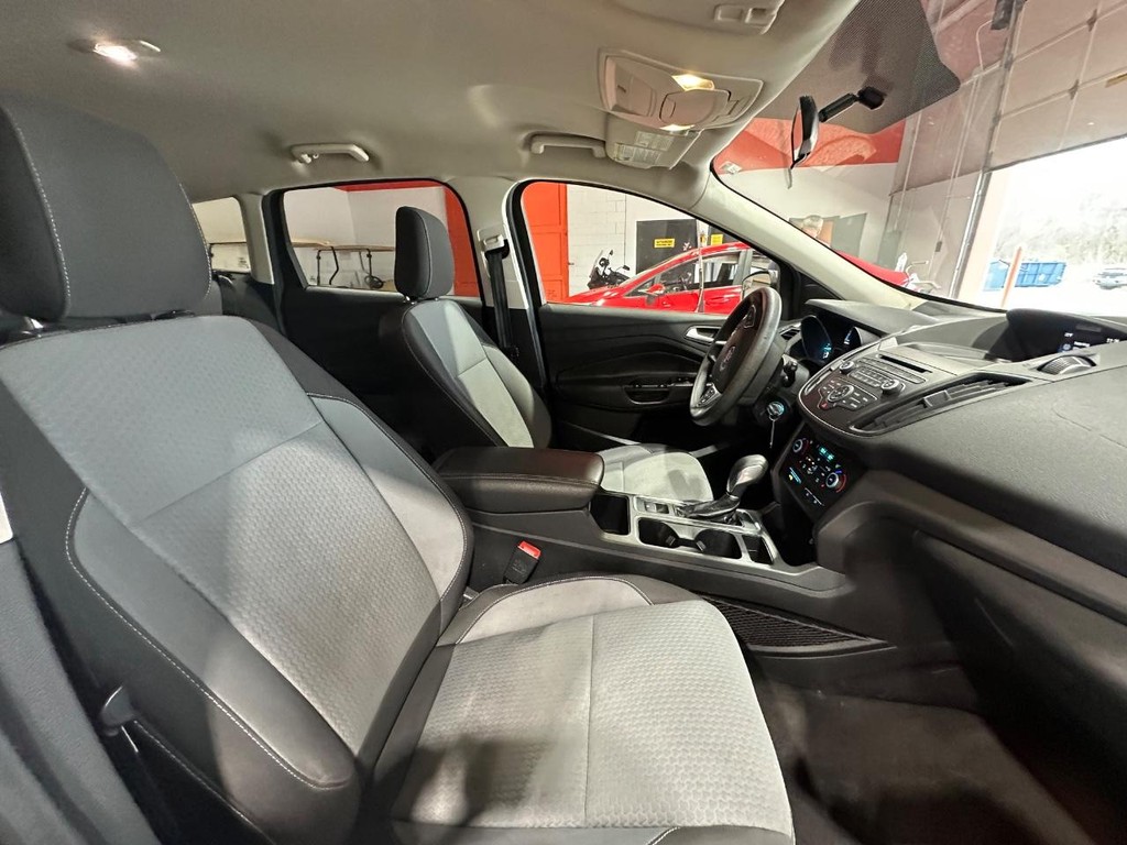 Ford Escape Vehicle Full-screen Gallery Image 14