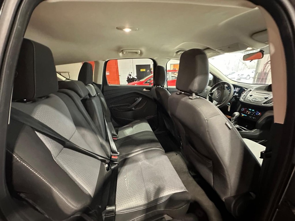 Ford Escape Vehicle Full-screen Gallery Image 15