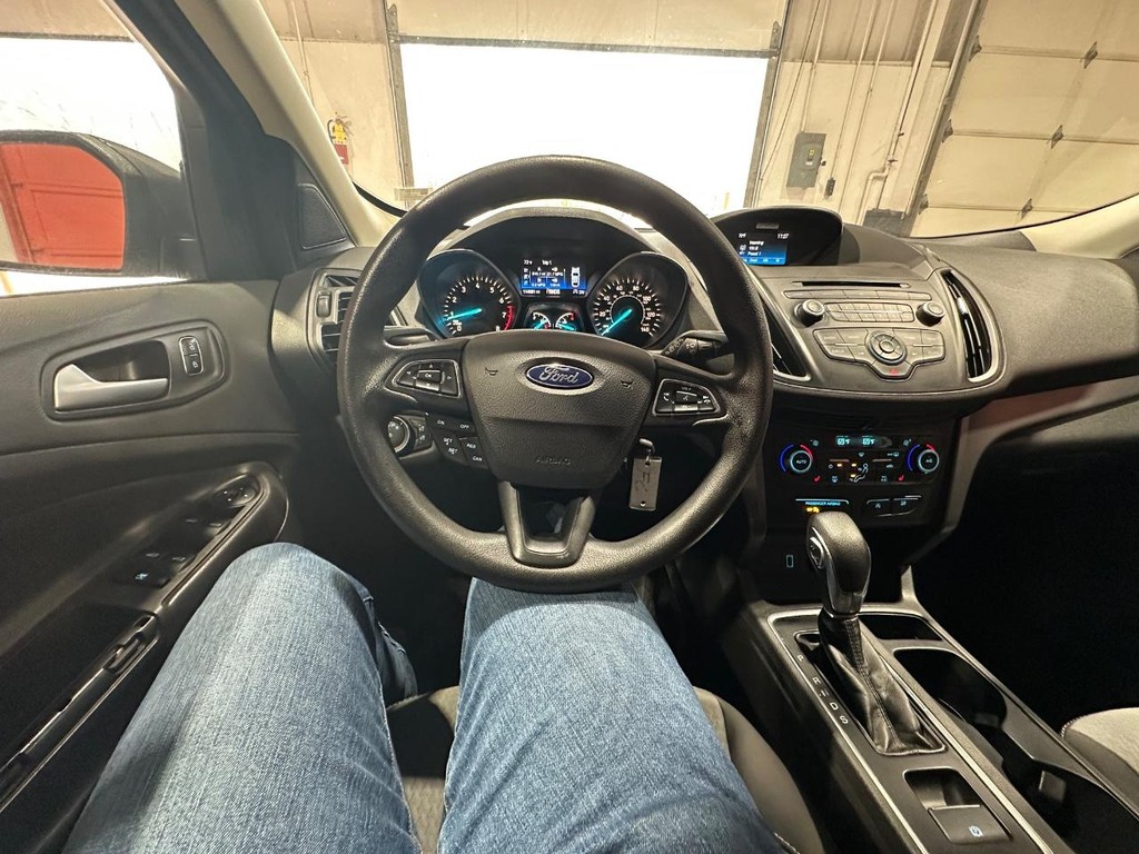 Ford Escape Vehicle Full-screen Gallery Image 16