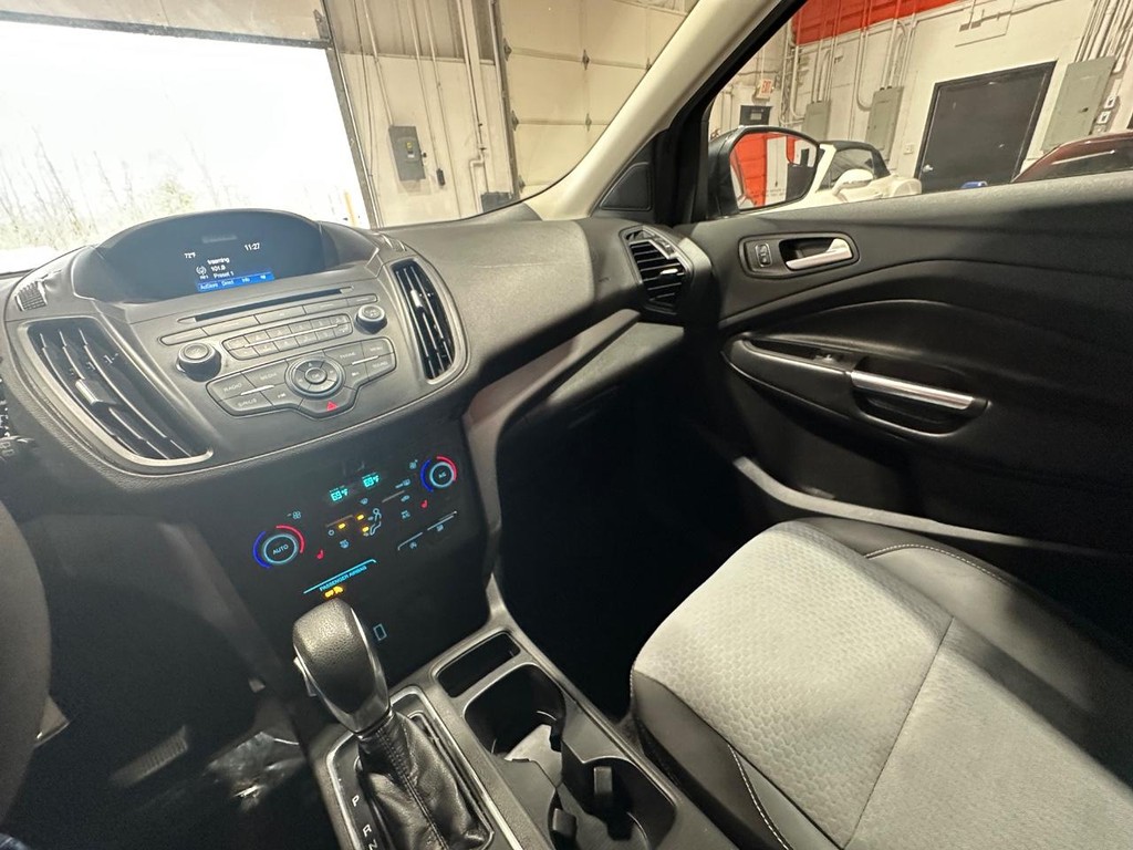 Ford Escape Vehicle Full-screen Gallery Image 18