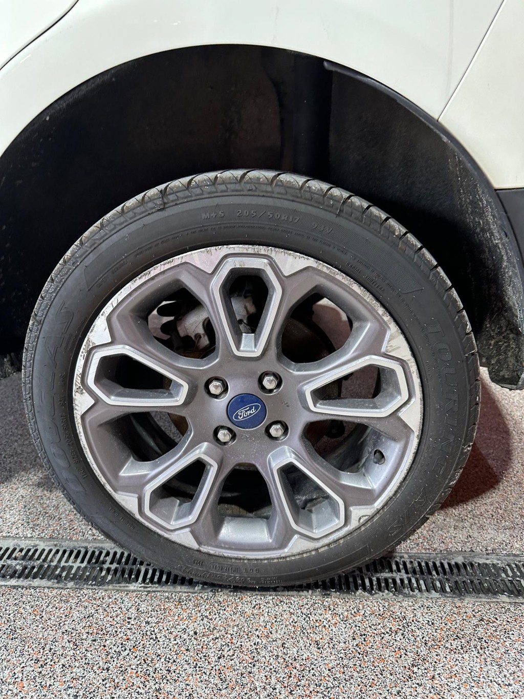 Ford EcoSport Vehicle Full-screen Gallery Image 18