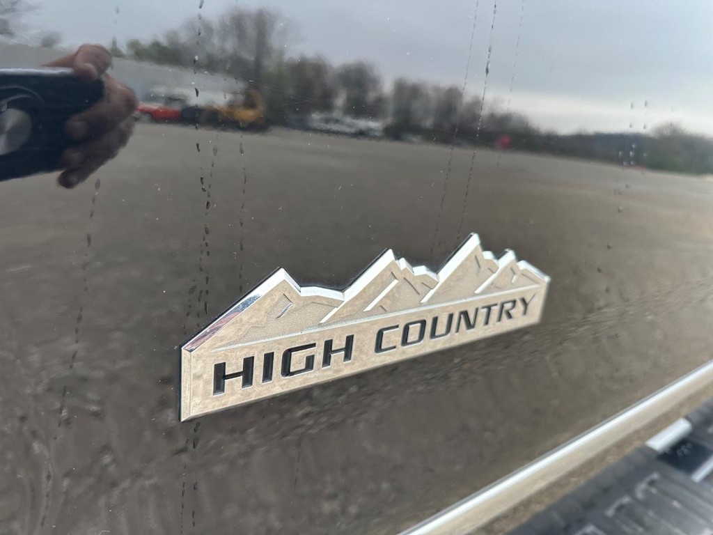 Chevrolet Silverado 3500HD Vehicle Full-screen Gallery Image 10