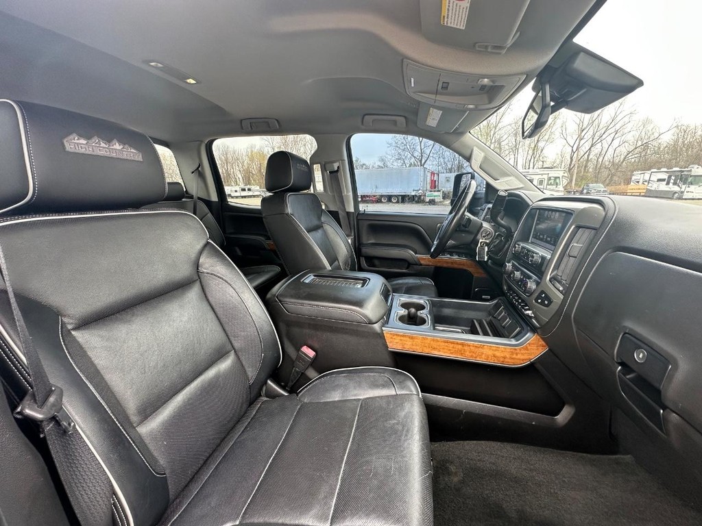 Chevrolet Silverado 3500HD Vehicle Full-screen Gallery Image 21