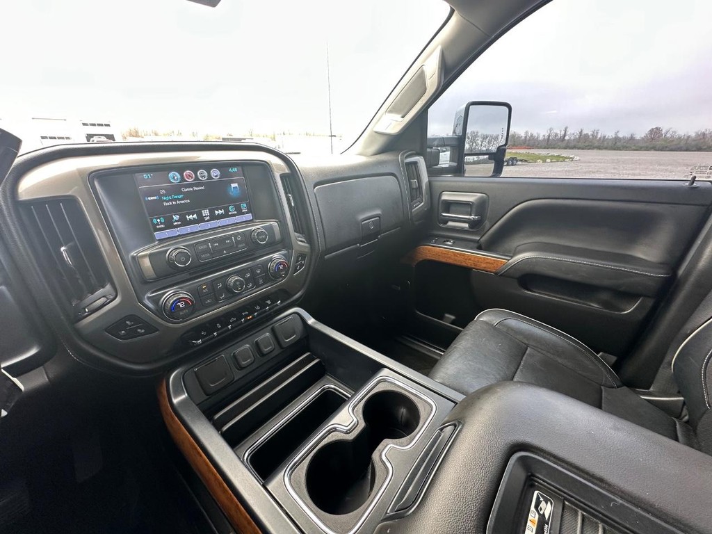 Chevrolet Silverado 3500HD Vehicle Full-screen Gallery Image 26