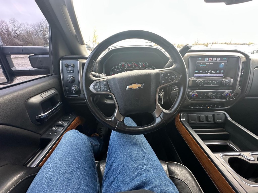 Chevrolet Silverado 3500HD Vehicle Full-screen Gallery Image 28