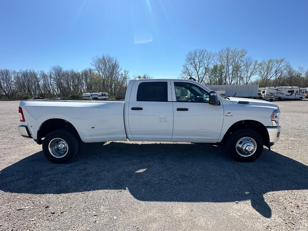 Ram 3500 Vehicle Full-screen Gallery Image 2