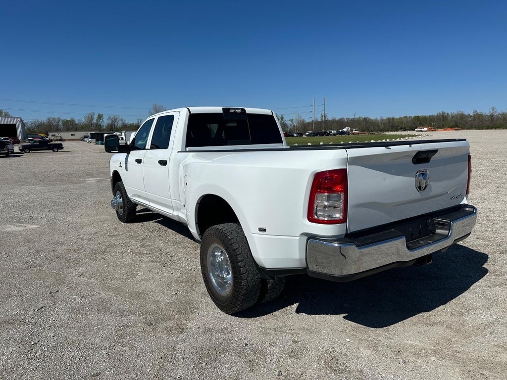 Ram 3500 Vehicle Full-screen Gallery Image 4