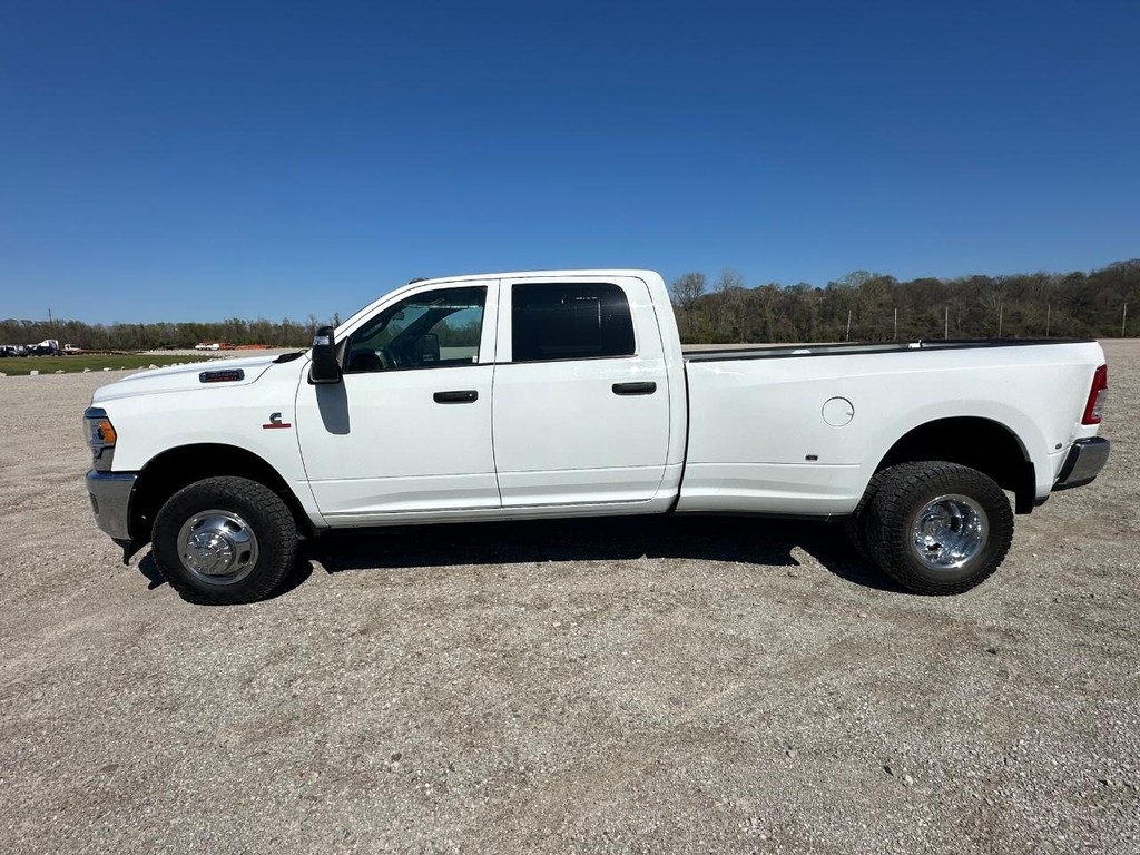 Ram 3500 Vehicle Full-screen Gallery Image 9