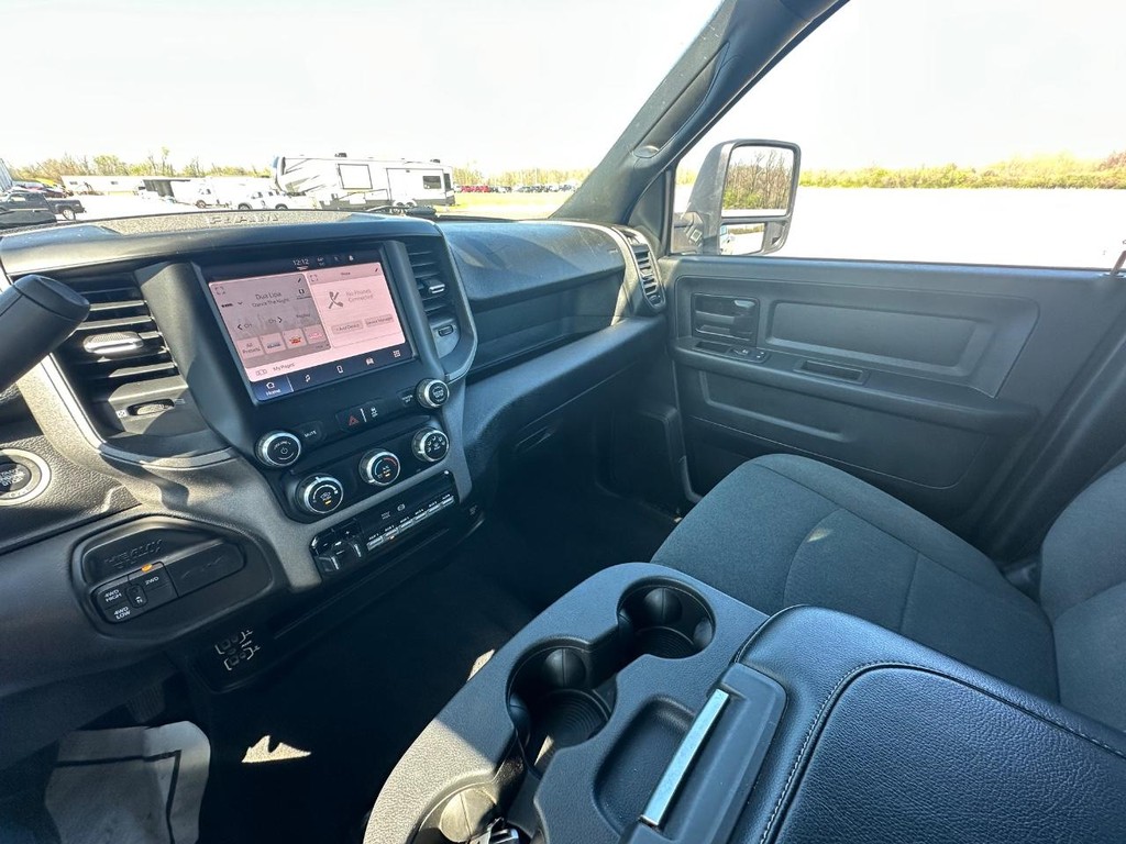 Ram 3500 Vehicle Full-screen Gallery Image 27