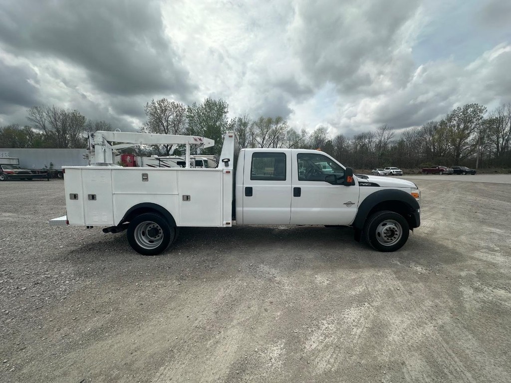 Ford Super Duty F-550 DRW Vehicle Full-screen Gallery Image 2