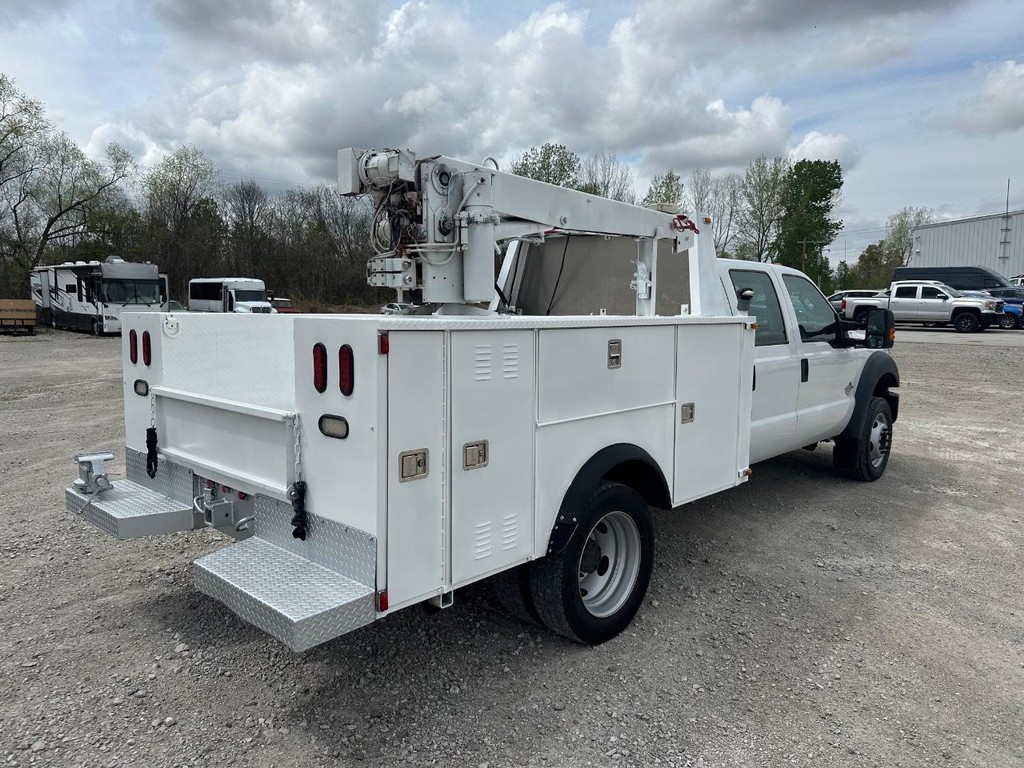 Ford Super Duty F-550 DRW Vehicle Full-screen Gallery Image 3