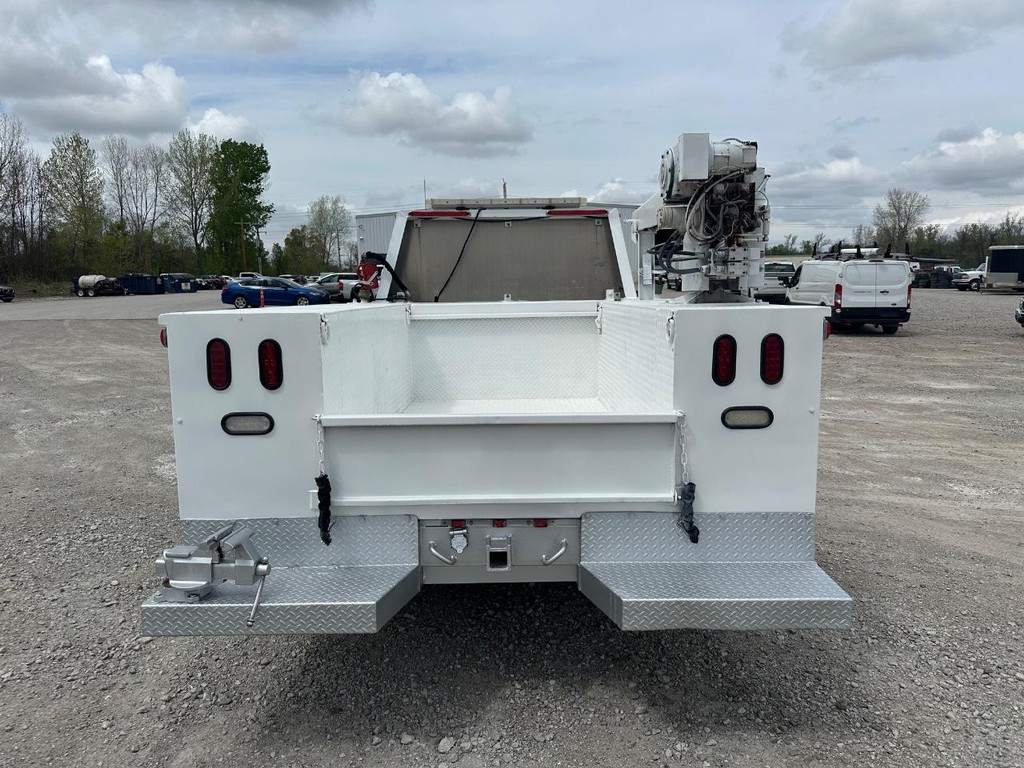 Ford Super Duty F-550 DRW Vehicle Full-screen Gallery Image 6
