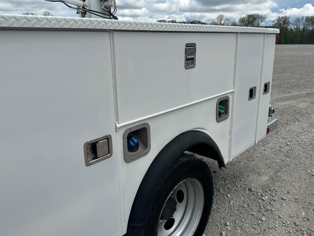 Ford Super Duty F-550 DRW Vehicle Full-screen Gallery Image 11