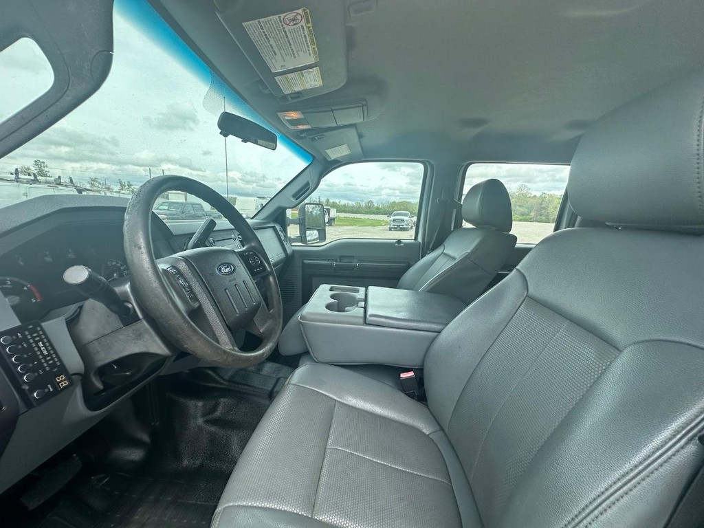 Ford Super Duty F-550 DRW Vehicle Full-screen Gallery Image 15